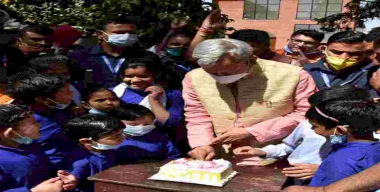 उत्तराखंड के सीएम तीरथ ने यहां बच्चों के साथ मनाया अपना जन्म दिन, मिल रहीं शुभकामनाएं