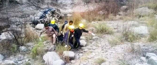 अल्मोड़ा: नदी में जा गिरा डंपर, हादसे में चालक ने गंवाई जान