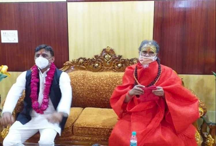 अखाड़ा परिषद के अध्यक्ष महंत नरेंद्र गिरि कोरोना संक्रमित, आज ही मिले थे अखिलेश यादव से