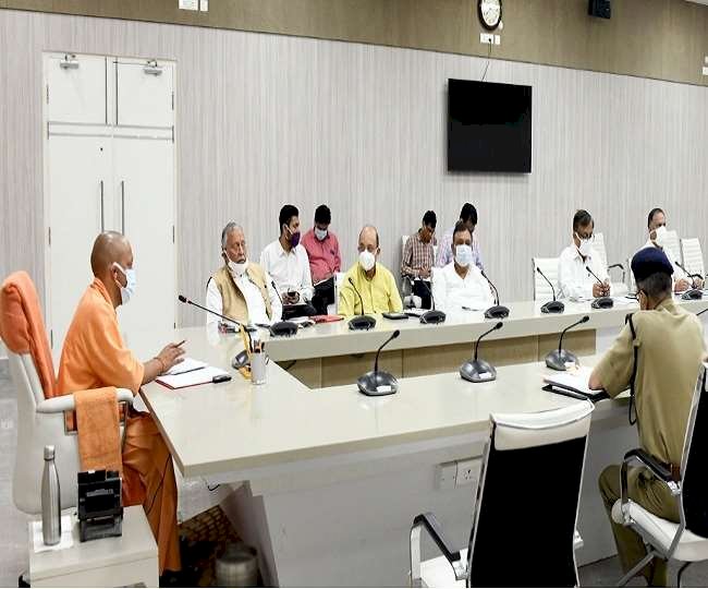 कोरोना से जंग: सीएम योगी ने दिए अब सभी अफसरों को फील्ड में उतरने के निर्देश