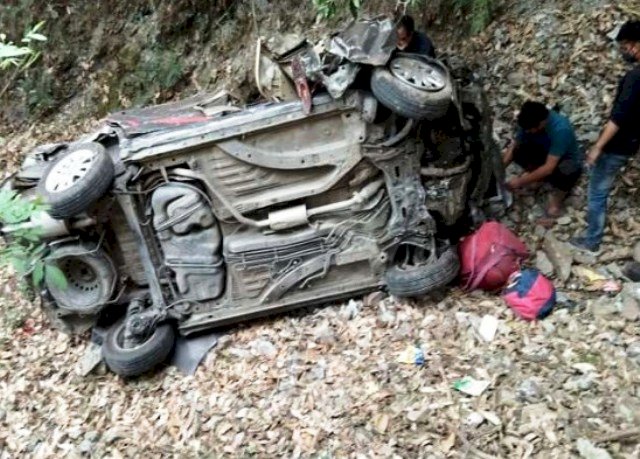 शादी के घर की कार खाई में गिरी, पिता-पुत्री की दुखद मौत