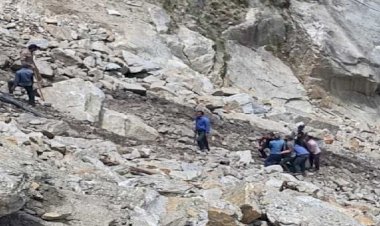 पिथौरागढ़: पहाड़ी दरकने से खाई में गिरा ट्राला, तीन की मौत