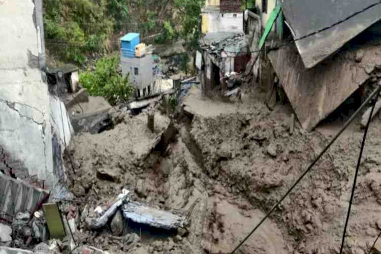 देवप्रयाग: दशरथ पर्वत पर मंगलवार शाम बादल फटने से शांता गदेरा (नाला) उफान पर आ गया।