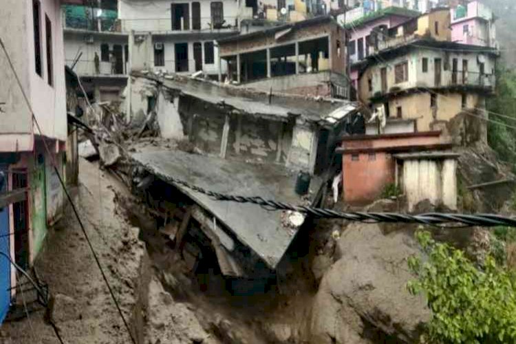 जिससे देवप्रयाग बजार में तबाही मच गई।