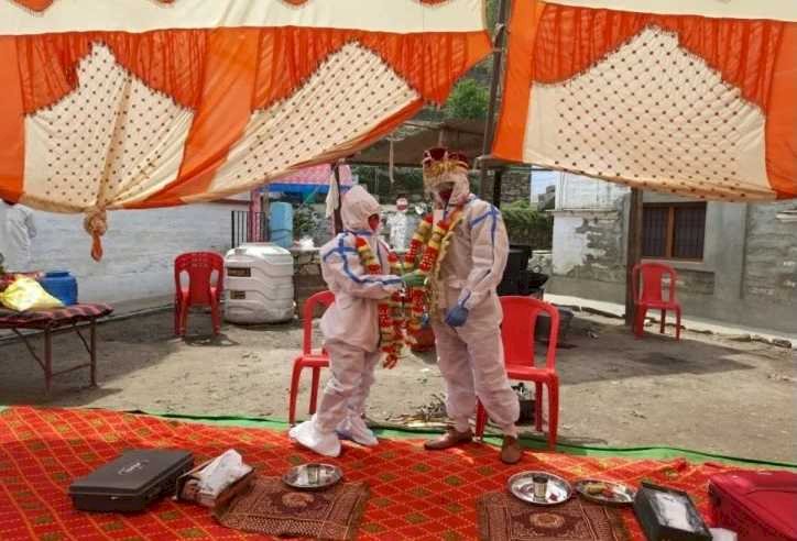मजबूरी:अल्मोड़ा पीपीई किट पहन कर करनी पड़ी शादी