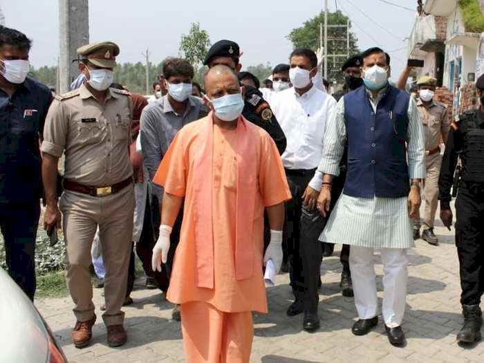 CM योगी ने जमीन पर उतरकर देखे हालात, सफल रणनीति का किया दावा, कोरोना केस घटने लगे