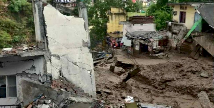 ब्रेकिंग: देवप्रयाग में बादल फटने से तबाही,कई दुकानें ध्वस्त , देखें वीडियो