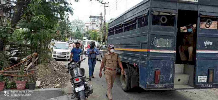 देहरादून : कर्फ्यू में भी बेवजह घूमने वाले इतने लोगों पुलिस ने कराई इस प्रिजन वैन की सैर