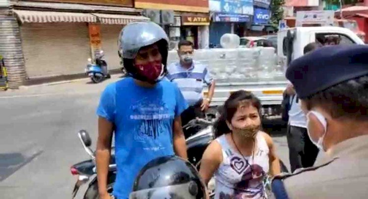 देहरादून: कर्फ्यू का उल्लंघन किया तो पुलिस ने स्कूटी कर दी सीज, गालियां बकने लगी लड़की, वीडियो वायरल