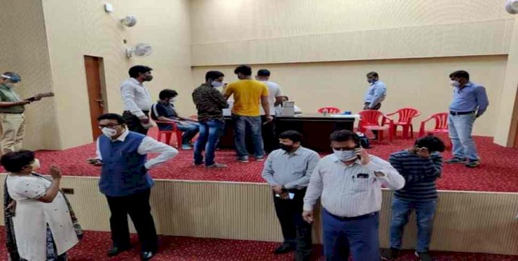 यूपी: अपर मुख्य सचिव सूचना नवनीत सहगल ने किया पत्रकारों और उनके परिजनों के वैक्सीनेशन का निरीक्षण