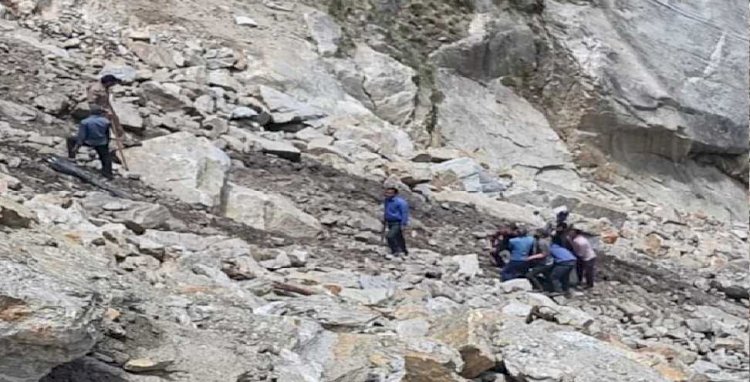 पिथौरागढ़: पहाड़ी दरकने से खाई में गिरा ट्राला, तीन की मौत