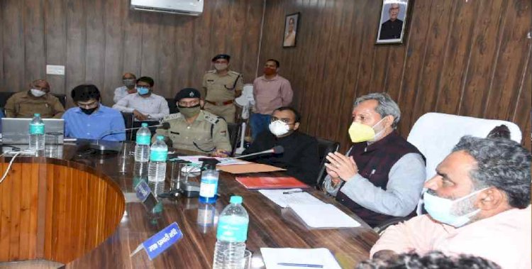 उत्तरकाशी: ग्रामीण सड़कों के नए निर्माण कार्य में नाली ,स्कबर आदि तय मानकों के अनुरूप बनाएं: सीएम तीरथ
