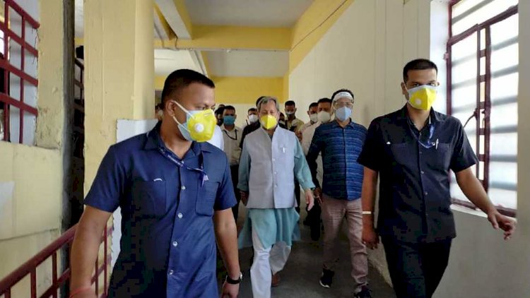 टिहरी गढ़वाल:सीएम तीरथ ने किया जिला चिकित्सालय बौराड़ी का निरीक्षण