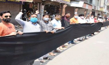 उत्तराखंड:  व्यापारियों ने किया 100 फीट के काले झंडे के साथ प्रदर्शन,बाजार खोलने की मांग की