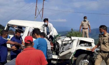 गढ़वाल: मैक्स पर पहाड़ी से  बोल्डर गिरा, हादसे में एक की मौत चार घायल