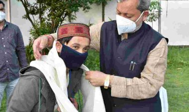 सीएम तीरथ से मिले इंडियन आइडल फेम पवनदीप राजन, सीएम ने दीं शुभकामनाएं