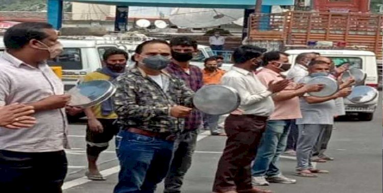 गढ़वाल: व्यापारियों ने ताली- थाली बजाकर किया प्रदर्शन, सरकार की ये मांग