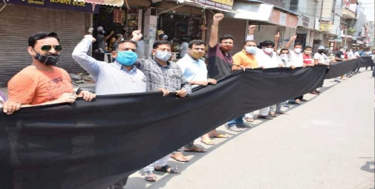 उत्तराखंड:  व्यापारियों ने किया 100 फीट के काले झंडे के साथ प्रदर्शन,बाजार खोलने की मांग की