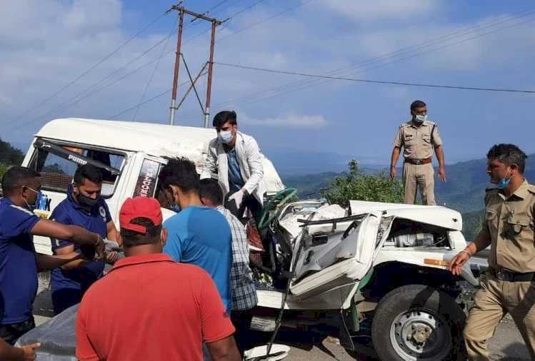 गढ़वाल: मैक्स पर पहाड़ी से  बोल्डर गिरा, हादसे में एक की मौत चार घायल