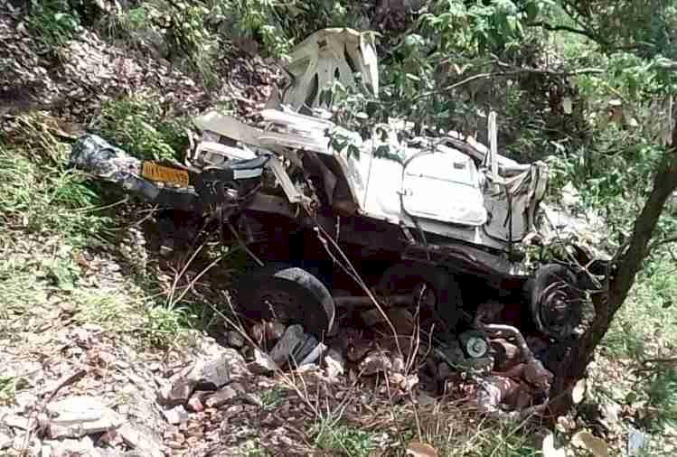 उत्तराखंड: मैक्स गहरी खाई में गिरी, हादसे में ड्राइवर समेत तीन की मौत
