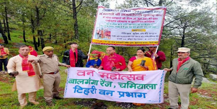 दिव्यांगों व स्थानीय लोगों ने किया वृक्षारोपण