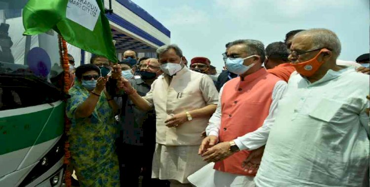 सीएम तीरथ ने दिखाई पांच इलेक्ट्रिक बसों को हरी झंडी, स्मार्ट सिटी मिशन के तहत चलेंगी ये बसें