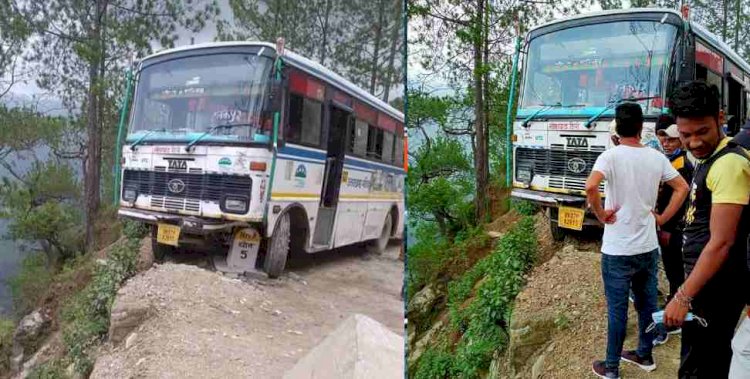 ब्रेकिंग: खाई में गिरने से बाल-बाल बची उत्तराखंड रोडवेज की बस, छोटे से पिलर ने बचाई दर्जनों यात्रियों की जान