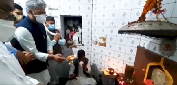 'न्याय के देवता गोल्ज्यू महाराज' के दरबार में हाजिरी लगाने पहुंचे पूर्व सीएम त्रिवेन्द्र