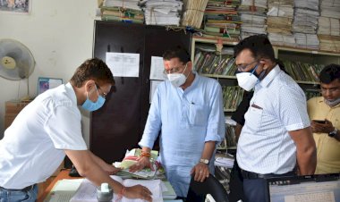 देहरादून: सीएम धामी ने किया सचिवालय में अनुभागों का निरीक्षण