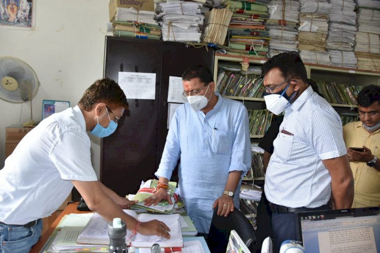 देहरादून: सीएम धामी ने किया सचिवालय में अनुभागों का निरीक्षण