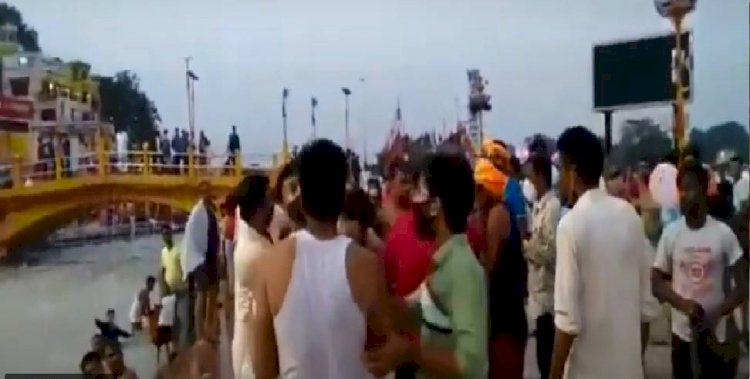 हरिद्वार: हर की पैड़ी पर चल रही थी हुक्का पार्टी, स्थानीय युवकों ने कर दी धुनाई