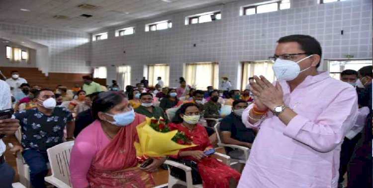 सीएम पुष्कर धामी ने जनता दर्शन हॉल में सुनी लोगों की समस्याएं, अधिकारियों को दिए तुरंत निदान के आदेश