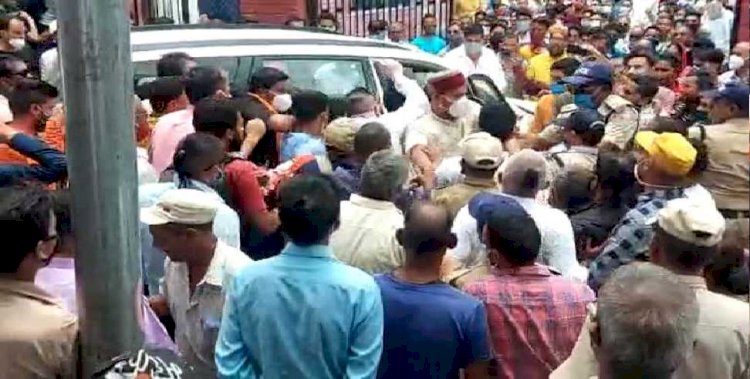 बीजेपी नेता पर फूटा देवस्थानम बोर्ड से नाराज तीर्थ पुरोहितों का गुस्सा, हाथापाई का वीडियो वायरल