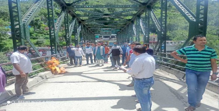 भाजपा कार्यकर्ताओं ने फूंका कांग्रेस  के कार्यकारी प्रदेश अध्यक्ष जीतराम का पुतला