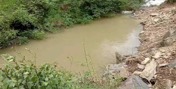 चमोली: दो गांवों के बीच बनी झील, खौफ में ग्रामीण