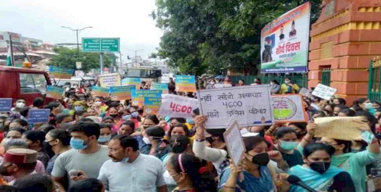 उत्तराखंड: ग्रेड पे की मांग को लेकर पुलिस कर्मियों के परिजनों का बड़ा प्रदर्शन, पूर्व सीएम हरीश रावत ने दिया समर्थन