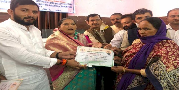 थराली: प्रधानमंत्री आवास योजना के लाभार्थियों को प्रमाण पत्रों का वितरण