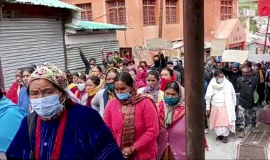 चार धाम यात्रा शुरू करने को प्रदर्शन, बदरीनाथ धाम में की गई महापंचायत