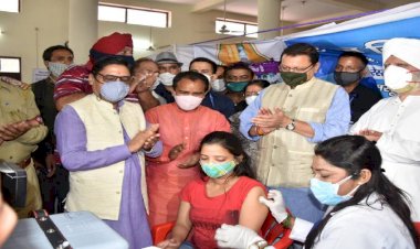 सीएम पुष्कर सिंह धामी ने किया मेगा वैक्सीनैशन कैम्प का शुभारंभ , कहा चार माह में 100 प्रतिशत टीकाकरण