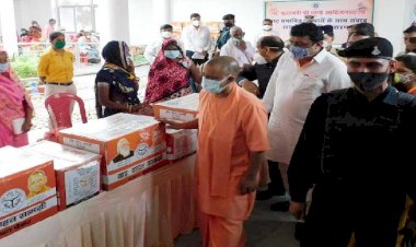 बाढ़ पीड़ितों को सीएम योगी ने बांटी राहत सामग्री