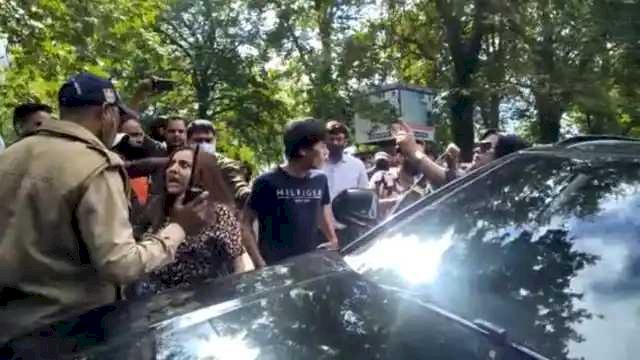 नैनीताल में पर्यटकों की गुंडागर्दी, पुलिसकर्मी को दी वर्दी उतरवाने की धमकी