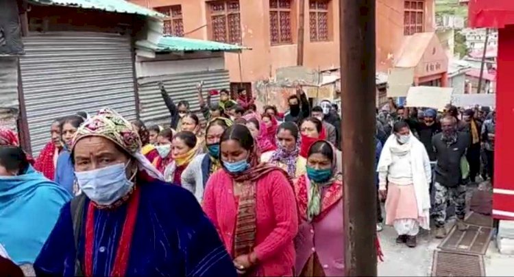 चार धाम यात्रा शुरू करने को प्रदर्शन, बदरीनाथ धाम में की गई महापंचायत