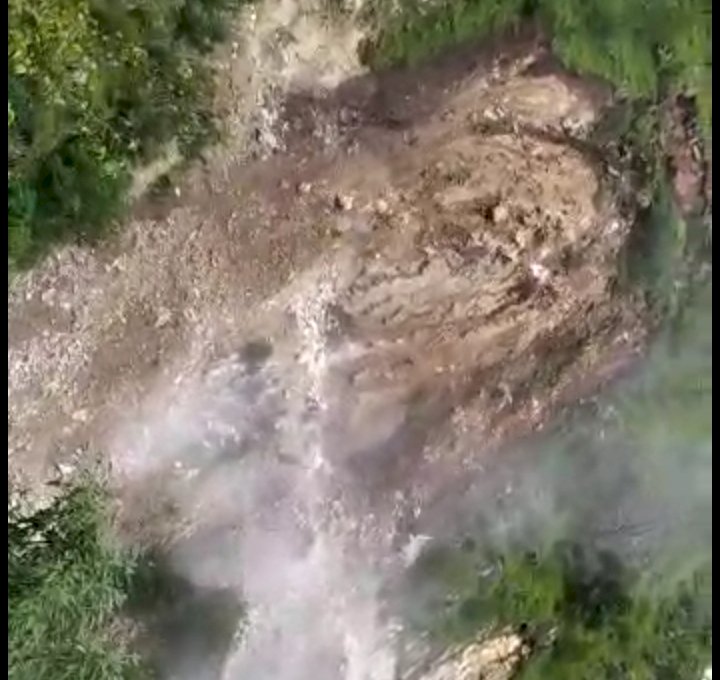 चमोली: बिना बारिश के दरक गई पहाड़ी,खौफनाक मंजर का वीडियो वायरल