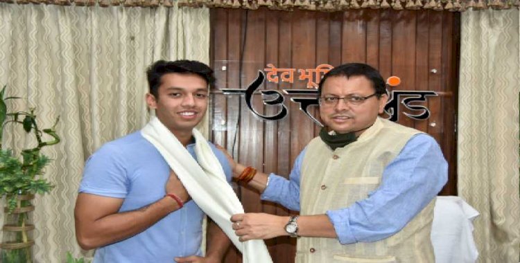 सीएम धामी ने युवा फुटबॉलर कृष्णा चौधरी को किया सम्मानित