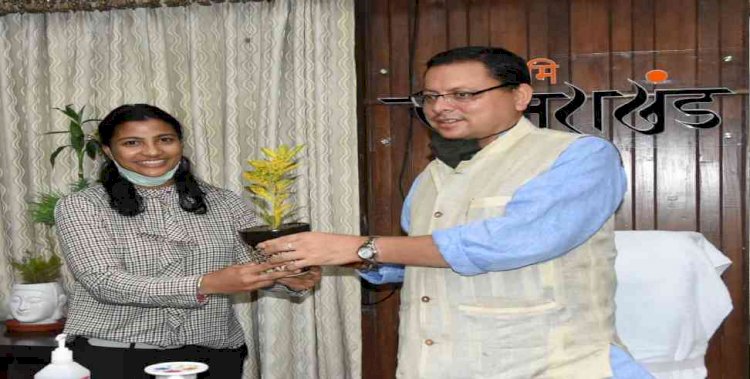 सीएम धामी से मिली उत्तराखंड की युवा क्रिकेटर स्नेह राणा