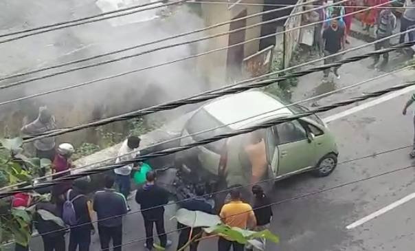 नैनीताल : नैनो कार में लगी आग, कोई हताहत नहीं