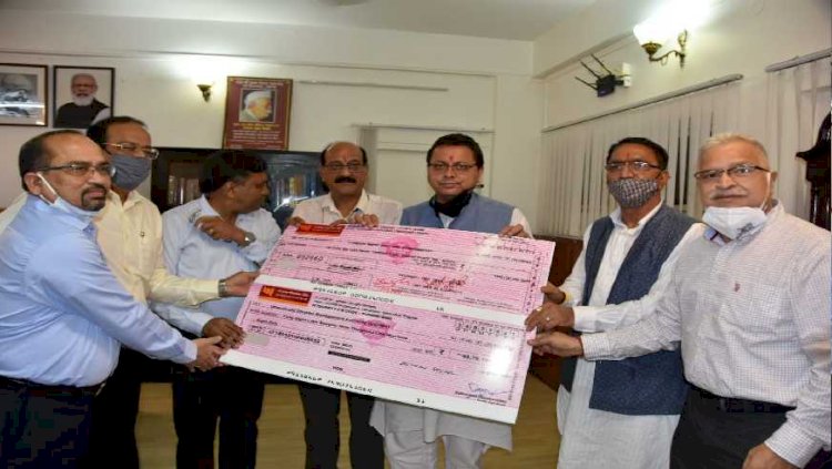 टी.एच.डी.सी. के सीएमडी ने की सीएम से भेंट, आपदा राहत कोष हेतु सौंपा एक करोड़ का चेक
