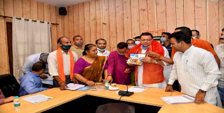 सीएम से मिला केदारनाथ व बदरीनाथ के तीर्थ पुरोहितों का प्रतिनिधिमण्डल, जानें क्या हुई बात