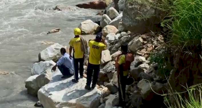 थराली: युवक ने लगाई उफनती पिण्डर नदी में छलांग, पुलिस जुटी खोजबीन में 