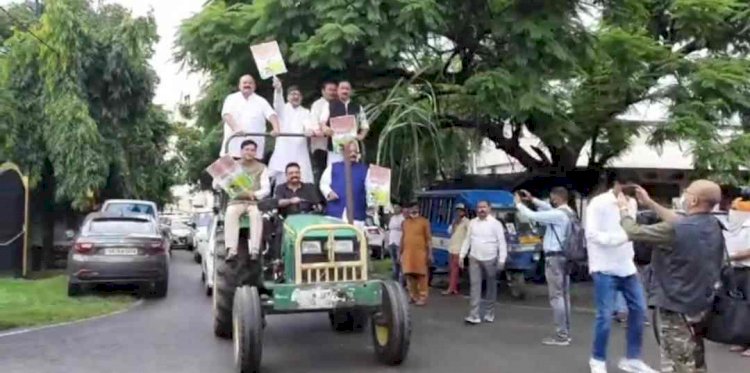 किसानों की मांगों के समर्थन में आज ट्रैक्टर से विधानसभा पहुंचे विपक्षी विधायक